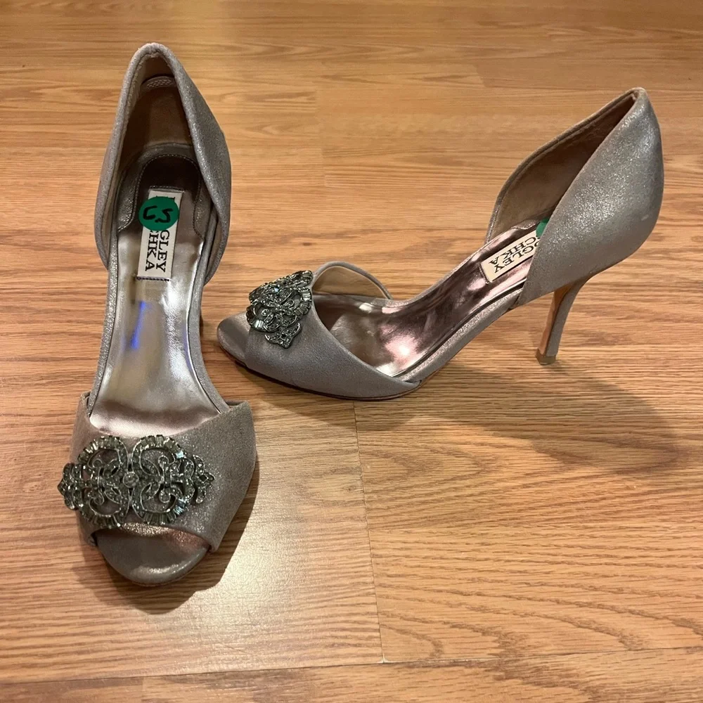 Badgley Mischka Salsa d’orsay Pewter Heels with Decorative Broch Size 6 1/2